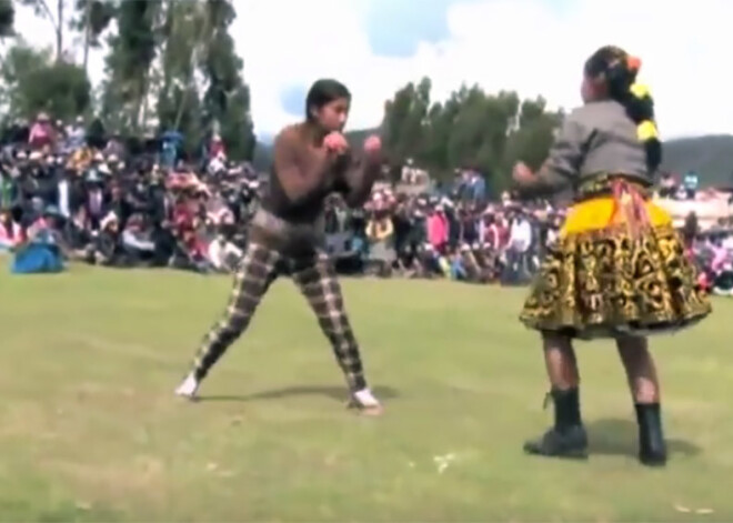 Ikgadējā Peru cīņas festivālā izkaujas pat sievietes. VIDEO