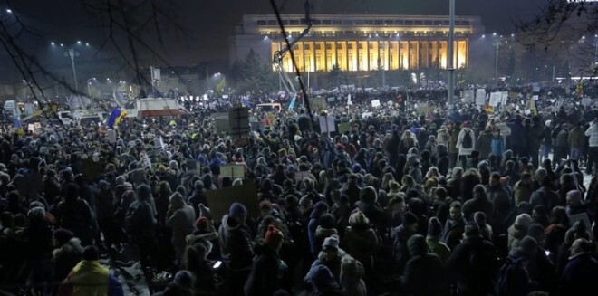 Rumānijā trešo nakti turpinās protesti pret valdības ārkārtas dekrētu.