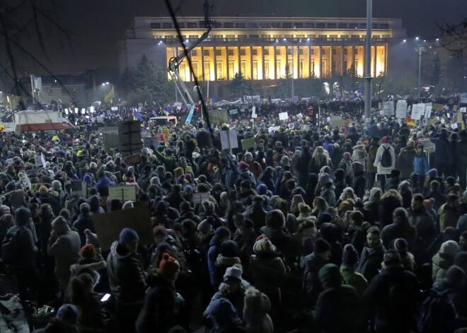 Haoss Rumānijā ilgst jau trešo dienu - cilvēki turpina iziet ielās pret "zagļiem"