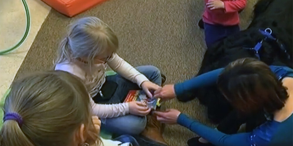 Valmierā bērnu lasītprasmi uzlabo ar suņu klātbūtni. VIDEO