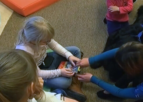 Valmierā bērnu lasītprasmi uzlabo ar suņu klātbūtni. VIDEO