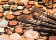 Больше светорассеивающих пигментов, средств с микроблестками и эффектом сияния, и мелкие морщинки еще долго будут незаметными!