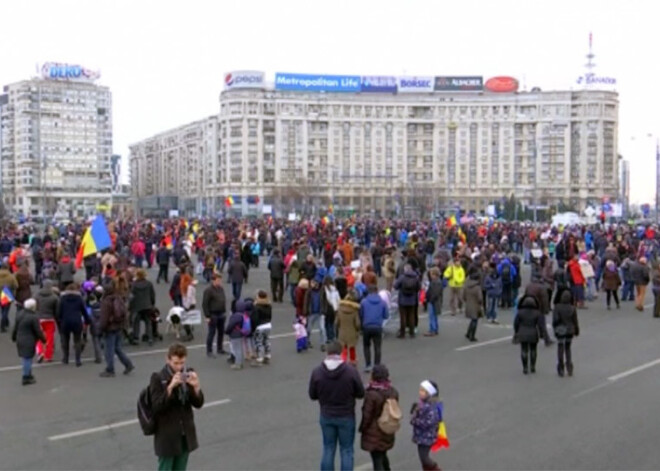 Rumāņu protesti beidzot sadzirdēti: valdība atsakās no korumpantu aizsardzības. VIDEO