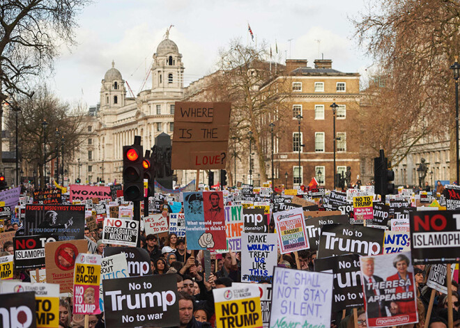 Desmitiem tūkstoši cilvēku Londonā protestē pret Mejas un Trampa "slepeno vienošanos"