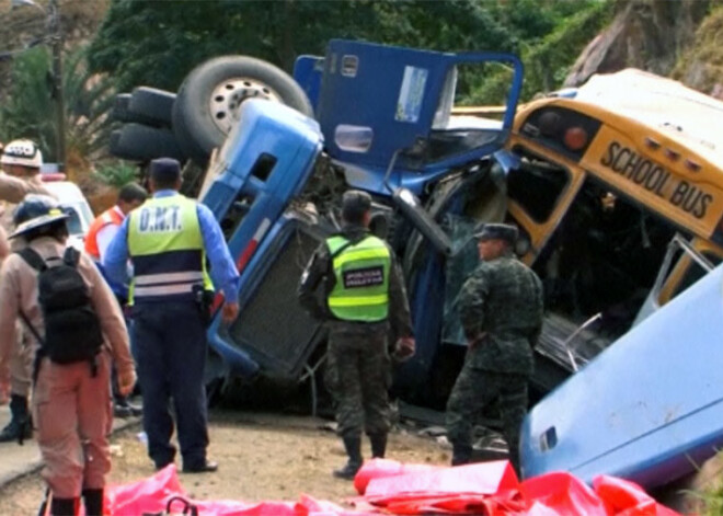 Kravas automašīnas un skolas autobusa sadursmē Hondurasā 16 bojāgājušie