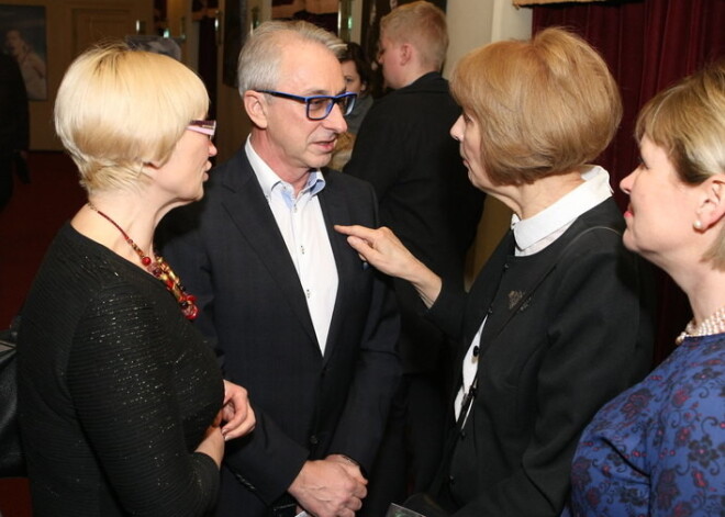 Ekspolitiķi, kultūras ļaudis un citi novērtē Nacionālā teātra jauno izrādi. FOTO