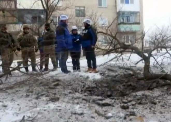 Kaujas Austrumukrainā nedaudz pierimušas, smagie ieroči joprojām pie frontes līnijas. VIDEO