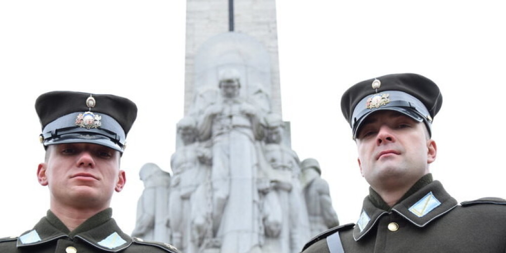 Karavīri Artūrs Adamaitis (no labās) un Nauris Kokarevičs (pa kreisi) atklāj, ka, stāvot sardzē pie Brīvības pieminekļa, var ļoti daudz saprast par apkārt staigājošajiem cilvēkiem un viņu ikdienu.
