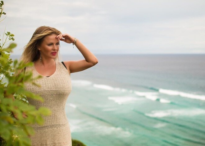 Анна Семенович увеличила грудь и уменьшила талию в фотошопе