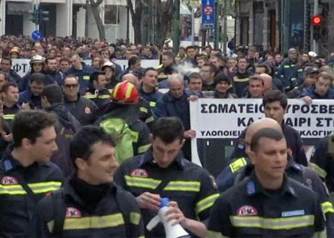 Grieķijas ugunsdzēsēji protestē pret darba zaudēšanas risku. VIDEO