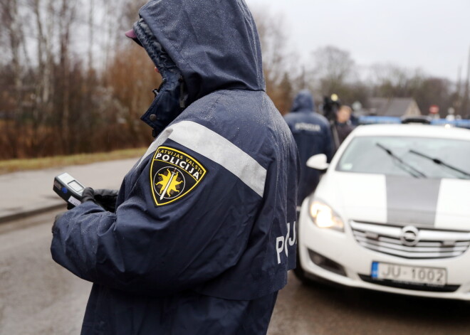 Pie stūres pieķertais dzērājdeputāts Strupulis iesniedzis atlūgumu darbavietā