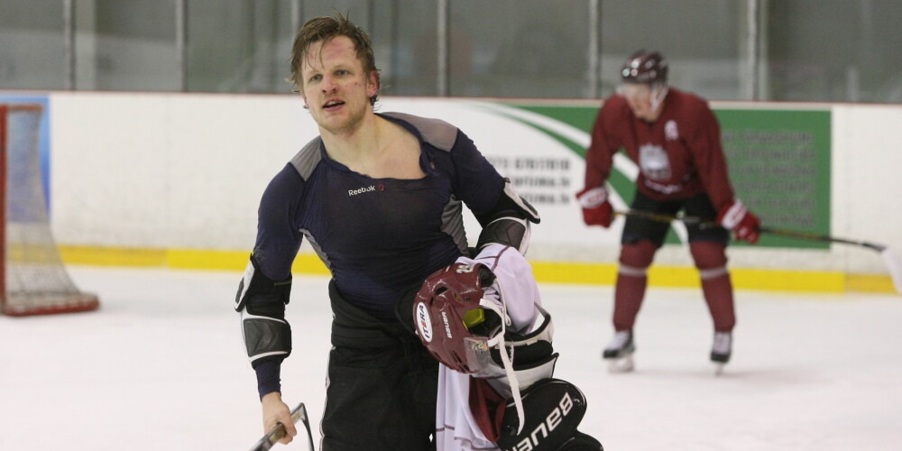 Tur iet karsti! Latvijas hokeja izlases pirmajā treniņā spēlētāji jau sakaujas. VIDEO