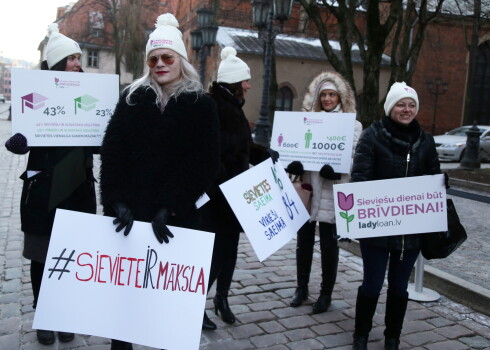 Lai pievērstu sabiedrības uzmanību dzimumu vienlīdzības jautājumiem, sieviešu diena esot jāpadara par oficiālu valsts brīvdienu, ik gadu mudinot ikvienu par to aizdomāties un nostiprinot dzimumu līdztiesību kā Latvijas sabiedrības vērtību.