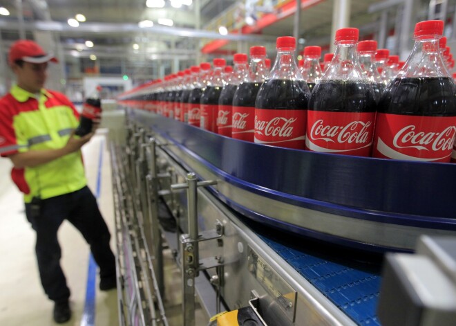 "Coca-Cola" peļņa ceturtajā ceturksnī sarukusi par 55,5%