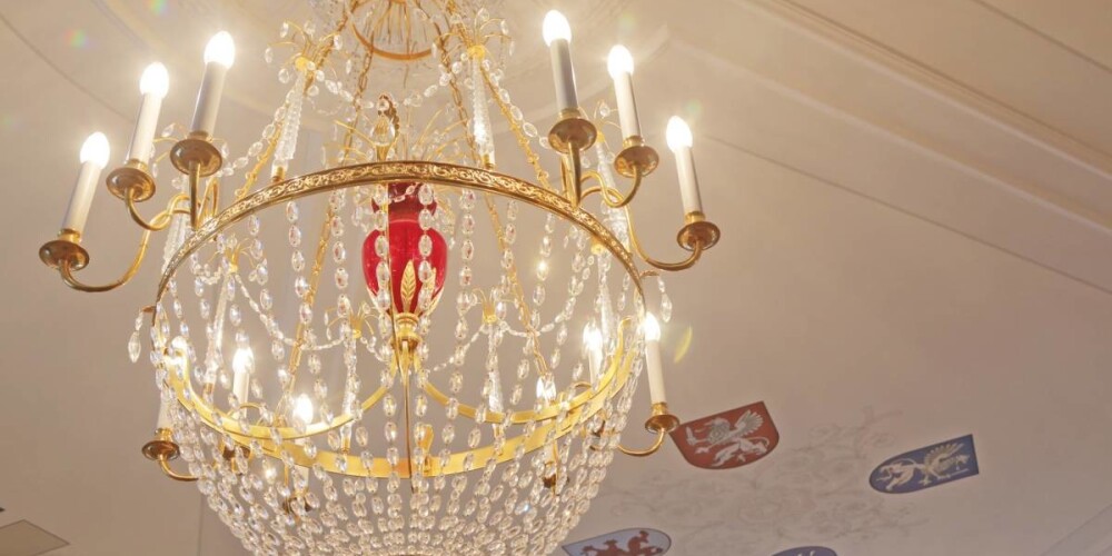 Stiprinājuma āķis atdalījies un lustra nokrita.