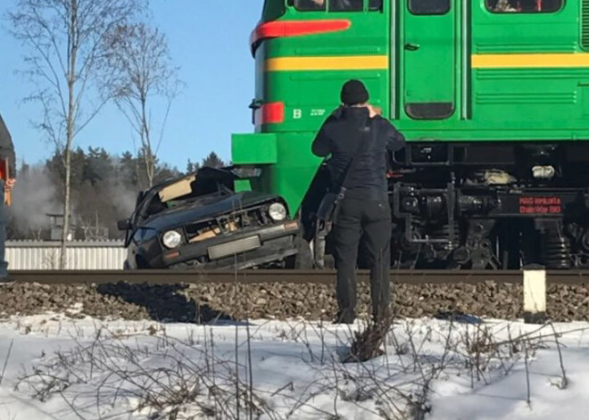 Traģēdija Ķegumā: miruši 2 cilvēki, kuru automašīnu uz sliedēm samīcīja vilciens