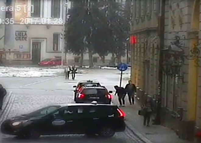 2 vīrieši Vecrīgā laužas mašīnā pie māmiņas un zīdaiņa. Vīrs viņus izseko un ziņo policijai. VIDEO