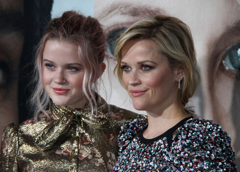 Māte un meita – aktrise Rīza Viterspūna un Āva Elizabete Filipa.