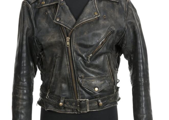 Izsoļu nams „Julien’s Auction” 2017. gada aprīlī interesantiem piedāvās mantas, kas reiz piederējušas aktierim Patrikam Sveizijam. Būs dota iespēja iegādāties ādas jaku, kas aktierim redzama filmā „Netīrās dejas”, polo kreklu, kurā viņš filmējās lentē „Spoks”, filmā „Lūzuma punkts” izmantoto sērfošanas dēli, kā arī pildspalvu kolekciju, „Oskara” nominācijas sertifikātu un „Harley Davidson” motociklu.