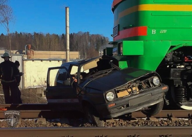 Noskaidroti apstākļi, kādos notika traģiskā auto sadursme ar vilcienu Ķegumā