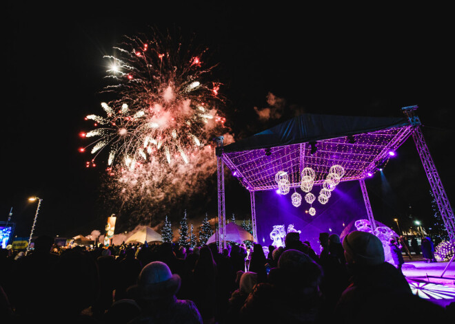 Ledus skulptūru festivāla lielās apmeklētāju plūsmas dēļ Jelgavā izveido papildus auto stāvvietu