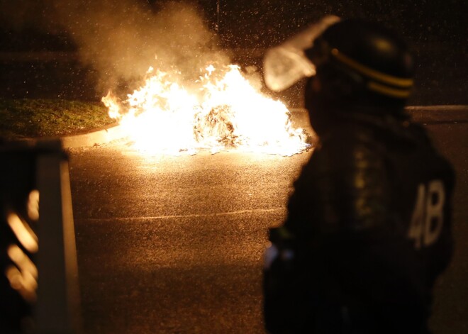 Parīzes piepilsētā mierīga demonstrācija izvēršas sadursmēs ar policiju