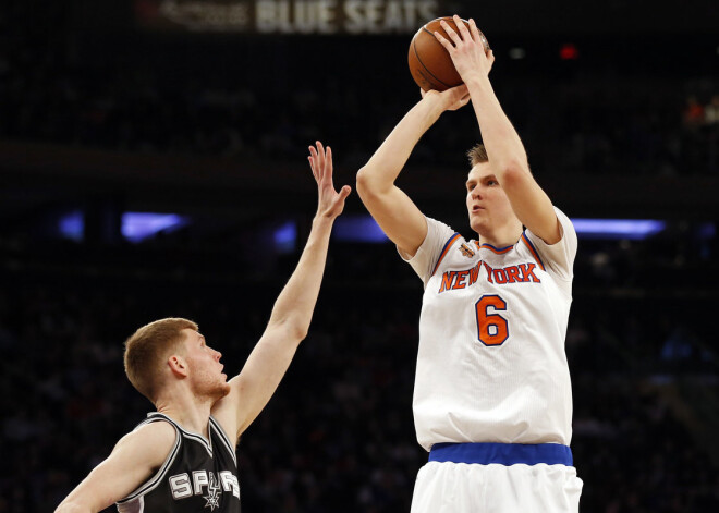 Latvijas basketbolam vēsturiskā cīņā, kurā pirmo reizi Nacionālās basketbola asociācijas (NBA) laukumā aci pret aci tikās divi latviešu basketbolisti, Kristapa Porziņģa pārstāvētā Ņujorkas "Knicks" svinēja uzvaru pret Dāvi Bertānu un Sanantonio "Spurs".