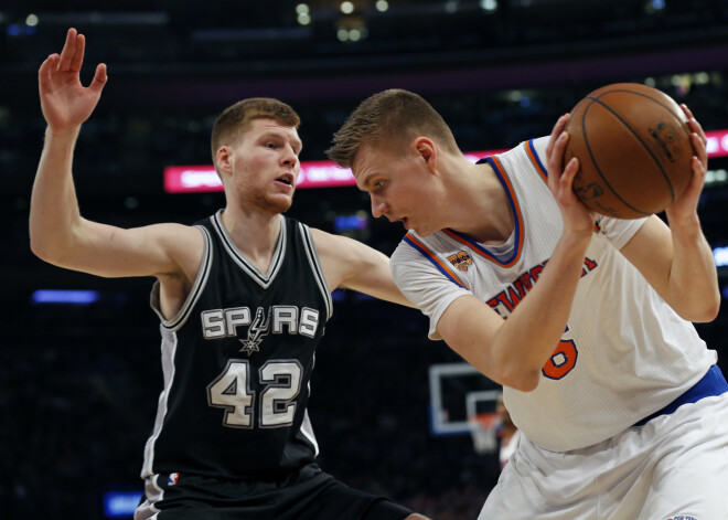 Porziņģim un "Knicks" pārsteidzoša uzvara Latvijas basketbolam vēsturiskā spēlē. VIDEO