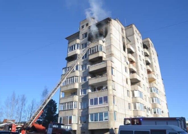 Skumji fakti par traģisko ugunsgrēku Daugavpilī: sieviete, kura izlēca pa logu, gaidīja bērniņu