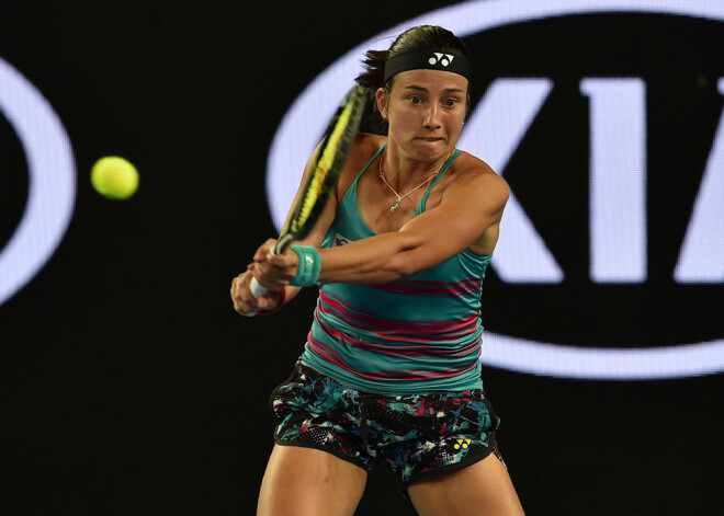 Sevastova lietainā spēlē zaudē titulētajai Stosurai un Dohas WTA turnīru noslēdz pirmajā kārta