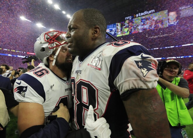 Seši NFL čempionvienības "Patriots" amerikāņu futbola spēlētāji negrasās viesoties pie Trampa