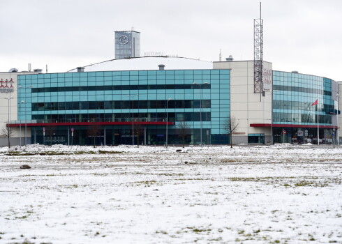 Ģērbtuvēm ir jābūt pēc IIHF standartiem. Tāpat ir nepieciešama treniņu halle pie arēnas, nevis pusstundas attālumā.