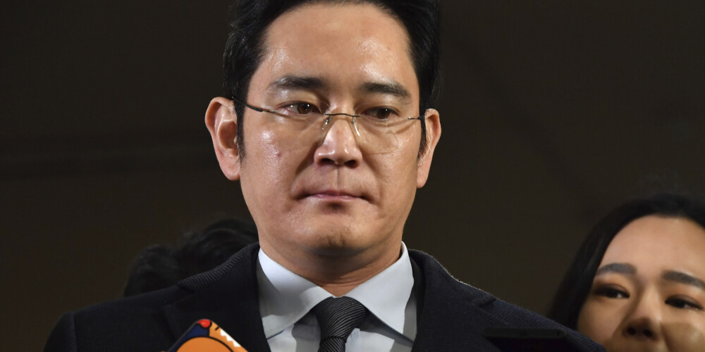 "Samsung" mantinieks apcietināts korupcijas izmeklēšanā