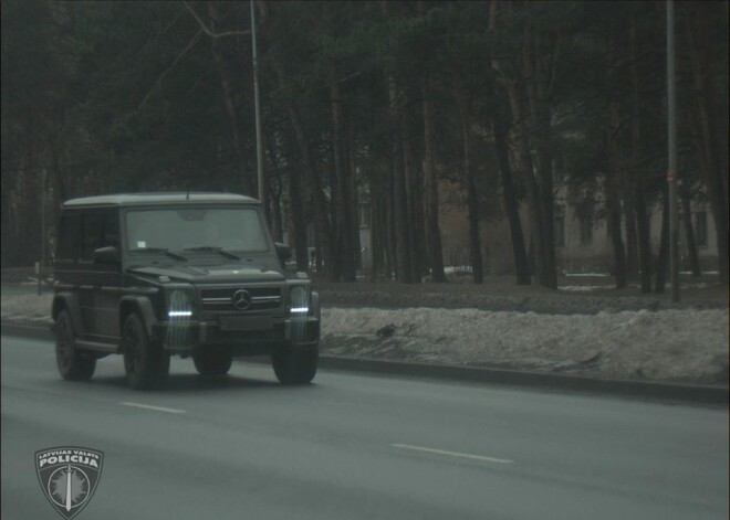 Ar "Mercedes" taču drīkst visu! Šis auto pa pilsētu traucās ar 112 kilometriem stundā