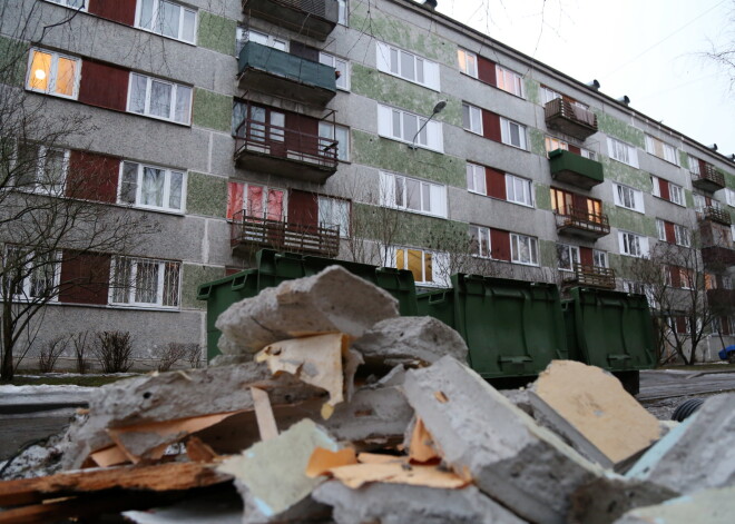 Ķengaragā daudzdzīvokļu mājas pagalmā ierīkota izgāztuve. FOTO