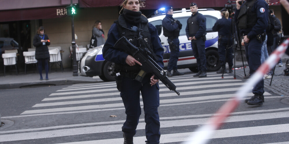Francijā paplašina apstākļus, kuros policisti drīkst šaut