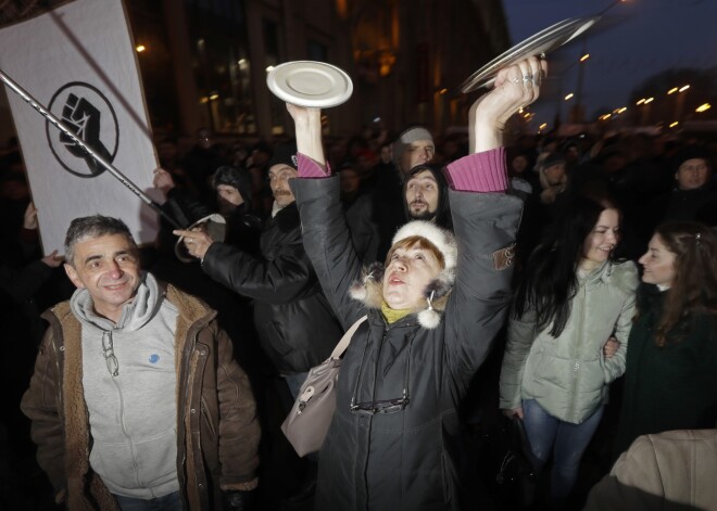 Tūkstoši Minskā iziet ielās, lai protestētu pret valdības ideju likt bezdarbniekiem maksāt valstij. FOTO