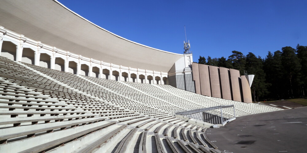 2018.gada vasarā pēc Dziesmu svētkiem estrādes ēku nojauks un sāks būvēt jauno, ko plānots pabeigt 2020.gada novembrī. 2021.gada vasarā estrādi varēs izmantot.