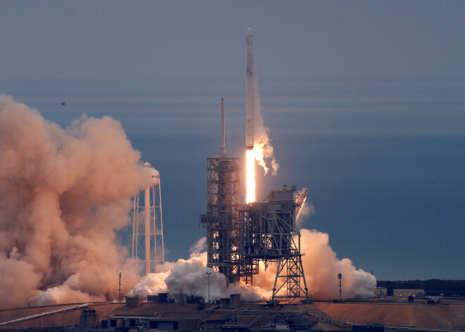 "SpaceX" kosmosā uznes 2 tonnas kravas. FOTO