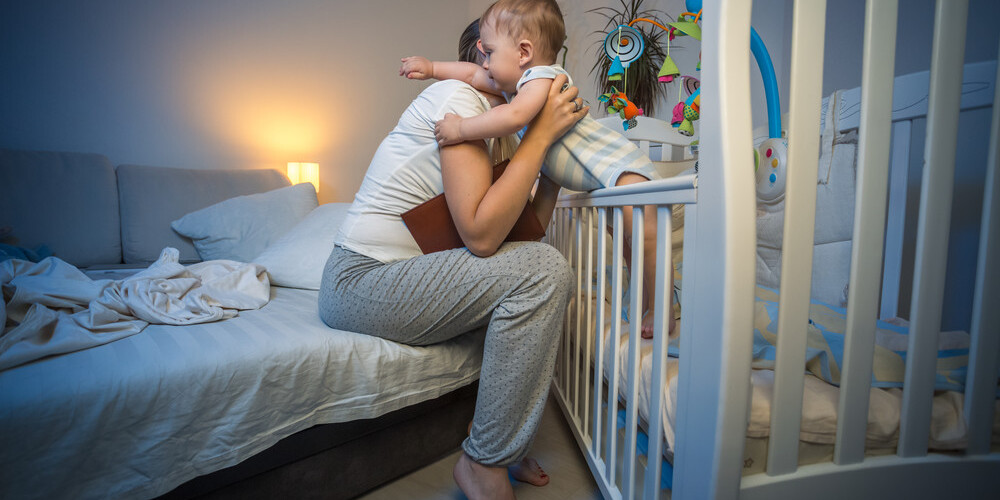 Zīdaiņi naktīs raud, lai mamma nevarētu palikt stāvoklī, vēstī pētījums