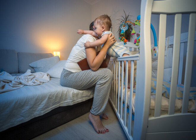 Zīdaiņi naktīs raud, lai mamma nevarētu palikt stāvoklī, vēstī pētījums