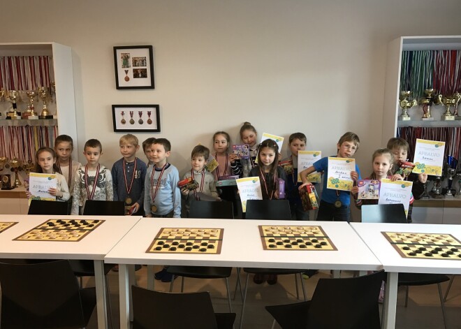 Воспитанники центра интеллектуального развития «Domātprieks» успешно стартуют на турнире и получают призы от «LEGO»
