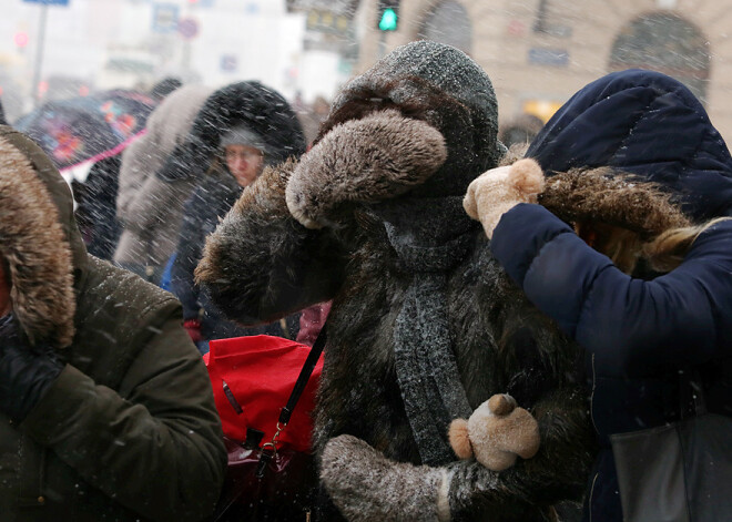 Rīdziniekus pārsteidz spēcīgs sniegputenis. FOTO