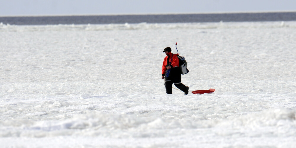 Igaunijas glābēji Pērnavas līcī no ledus noceļ divus makšķerniekus no Latvijas