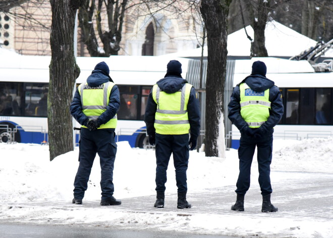 Rīgas pašvaldības policistus prēmēs par drošsirdīgu rīcību, glābjot ledū ielūzušu sievieti