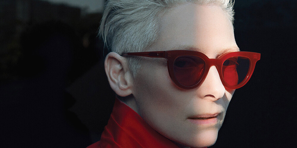 Tilda Svintone kļuvusi par "Maigā briesmoņa" saulesbriļļu kolekcijas reklāmas seju. FOTO