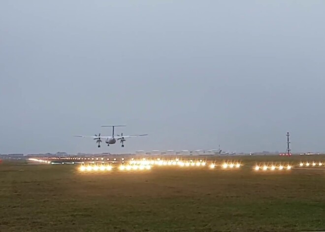 Жесткая посадка пассажирского самолета в Амстердаме попала на видео