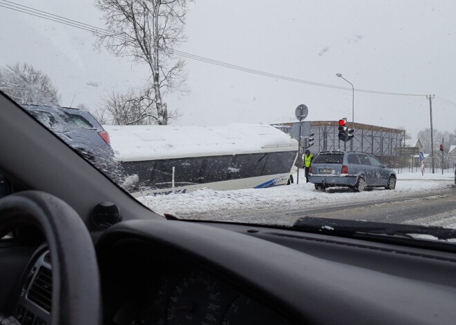 Pie Siguldas grāvī ieslīdējis pasažieru autobuss. FOTO