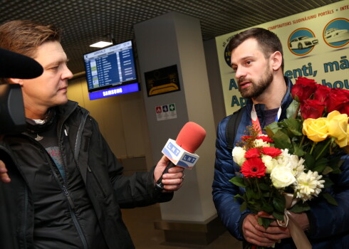 Sporta žurnālisti steidz dabūt no meistara kādus komentārus par lielisko sasniegumu.