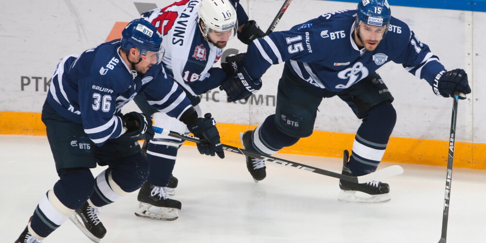 Latvijas hokeja izlases kapteinis Daugaviņš lauzis roku; viņam sezona beigusies